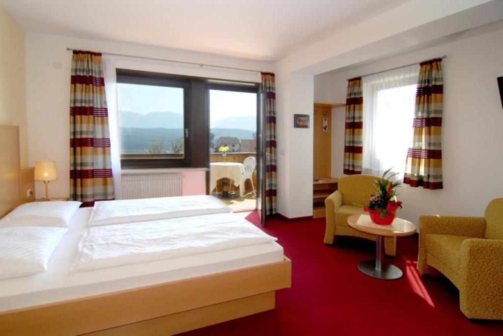 Postel nebo postele na pokoji v ubytování Hotel Römerrast