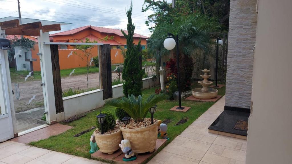 a garden with a potted plant in a yard at Casa Santo Sossego in Peruíbe