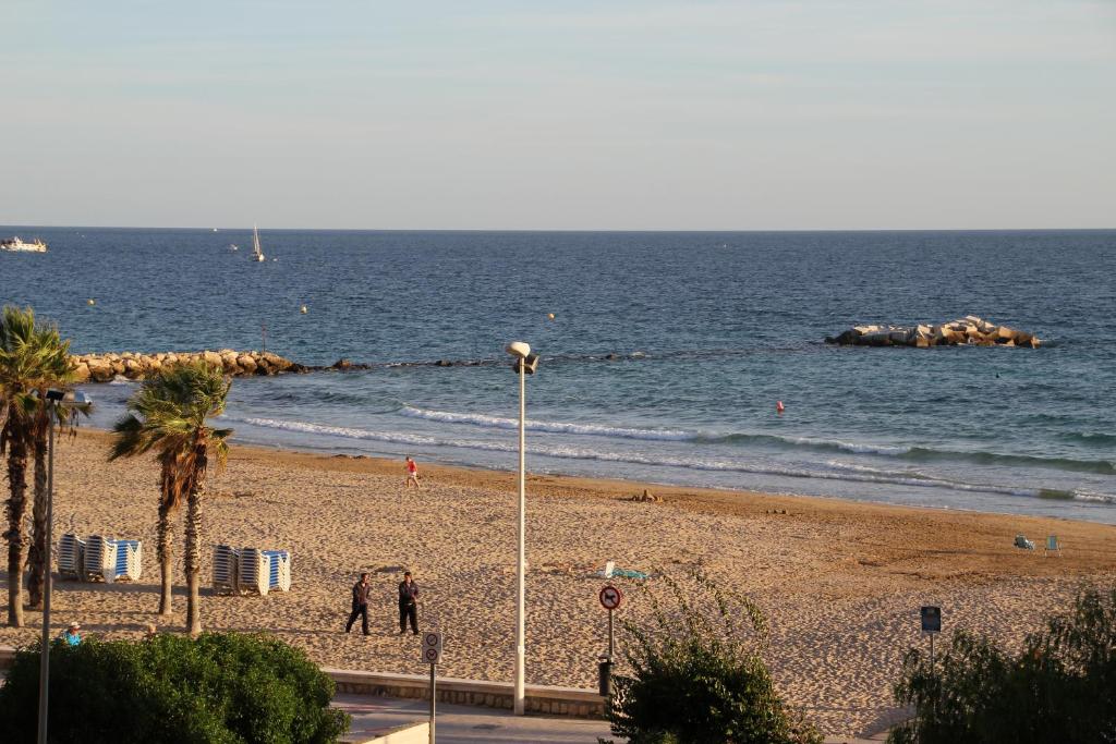 una playa con palmeras y el océano en Amatista 12 D - Private, en Calpe