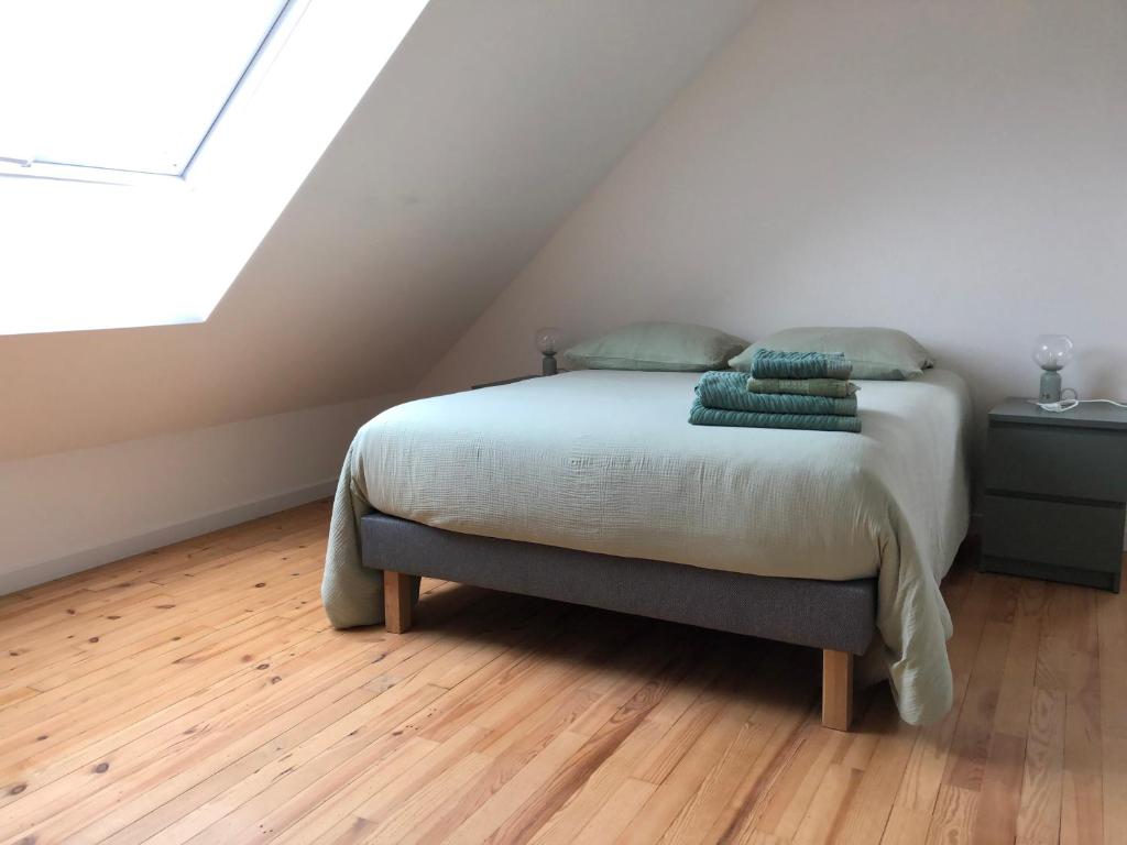 une chambre avec un lit dans un grenier dans l'établissement TY SUNSET Portsall, à Ploudalmézeau