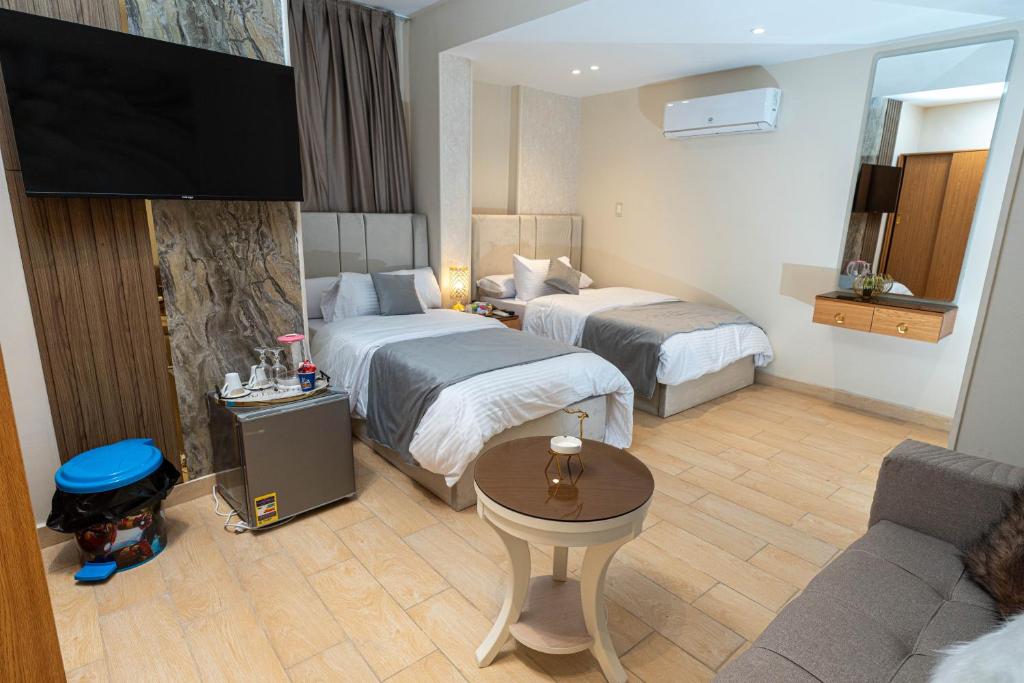 Postel nebo postele na pokoji v ubytování Lotus Al-Tahrir hotel