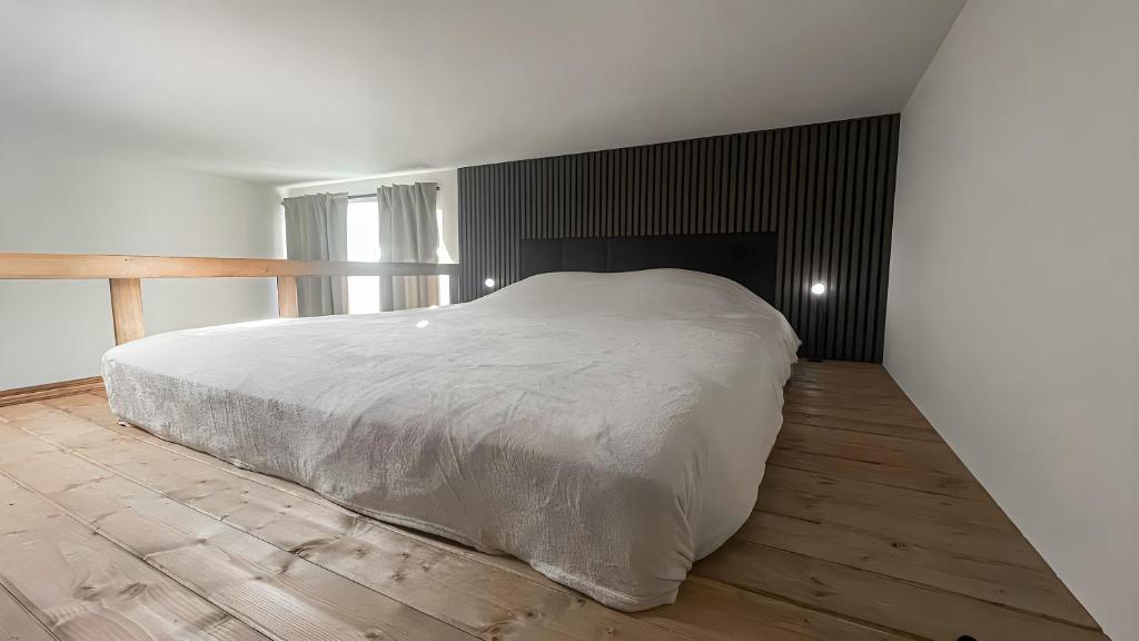 ブルノにあるCotton&Loft - Brno City Center Apartmentのベッドルーム(大きな白いベッド1台、暖炉付)