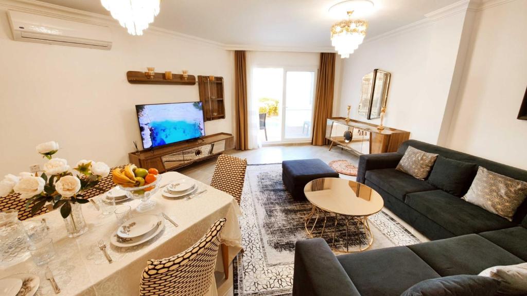 IskeleにあるThalassa Home Beach Swimming Poolのソファとテーブルのあるリビングルーム