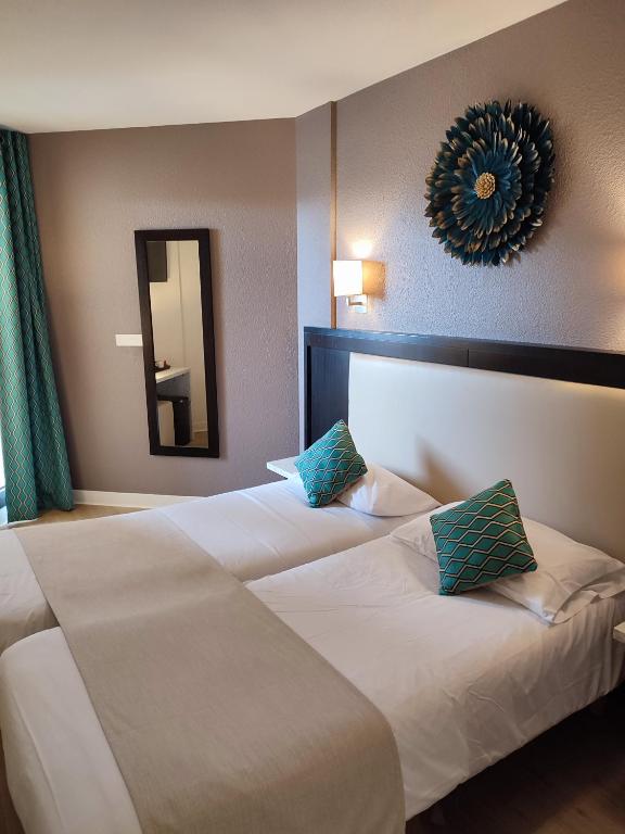 Postel nebo postele na pokoji v ubytování Hôtel Le Collier