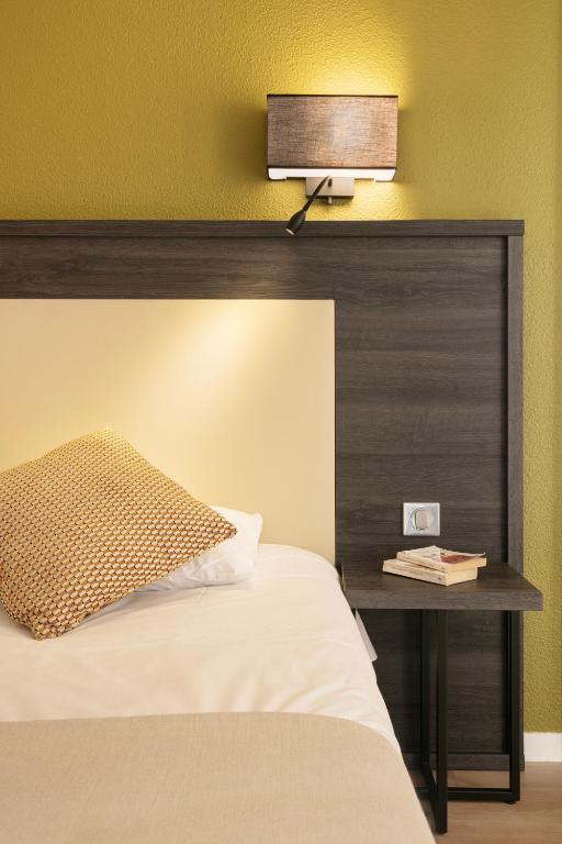 Postel nebo postele na pokoji v ubytování Hôtel Le Collier