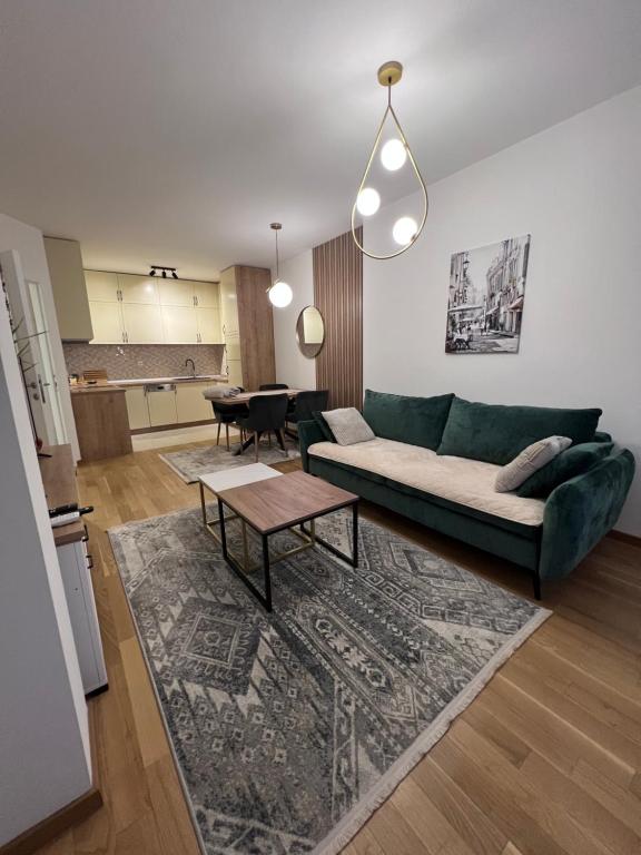 un soggiorno con un divano verde e un tavolo di Romanijska a Banja Luka