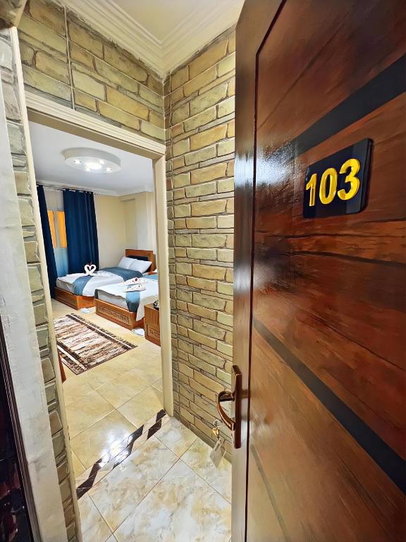 Postel nebo postele na pokoji v ubytování Pyramids Crypt Hotel