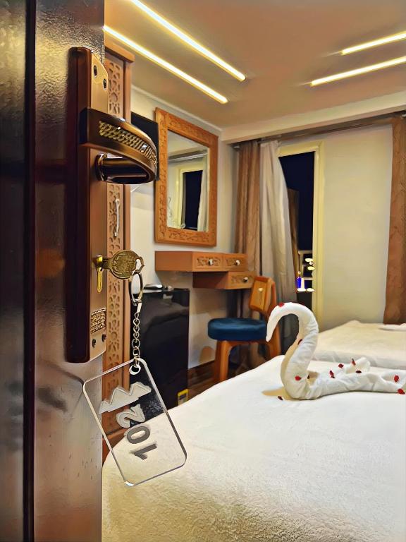 Postel nebo postele na pokoji v ubytování Pyramids Crypt Hotel