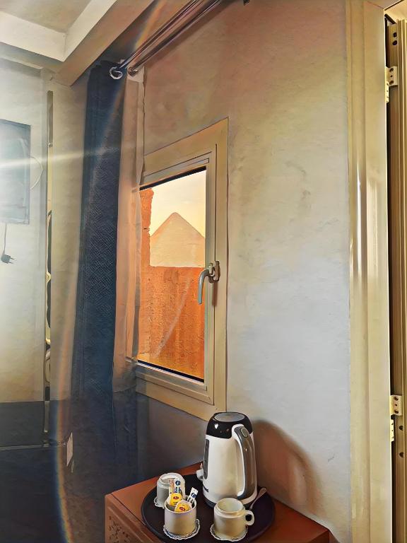 Příslušenství pro přípravu čaje a kávy v ubytování Pyramids Crypt Hotel