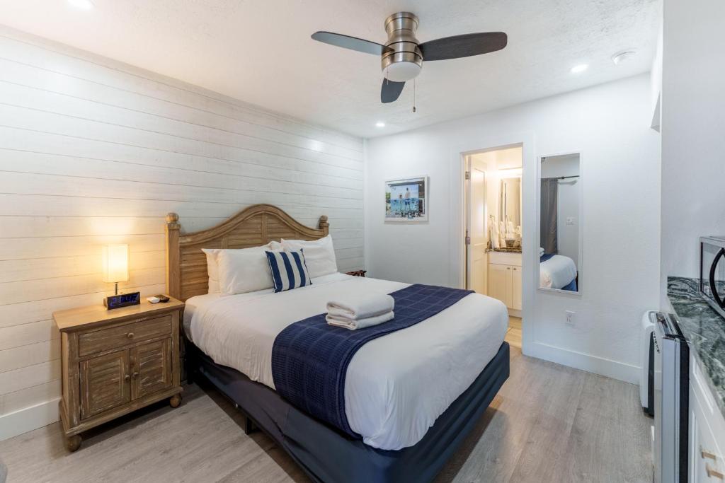 Postel nebo postele na pokoji v ubytování Siesta Key Beach Resort and Suites