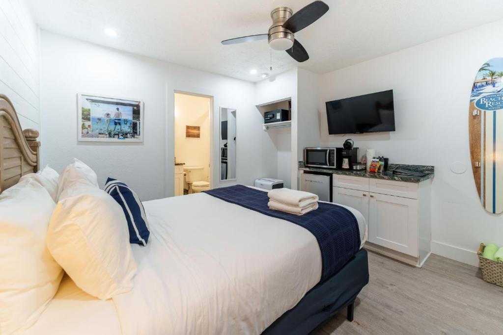 Postel nebo postele na pokoji v ubytování Siesta Key Beach Resort and Suites