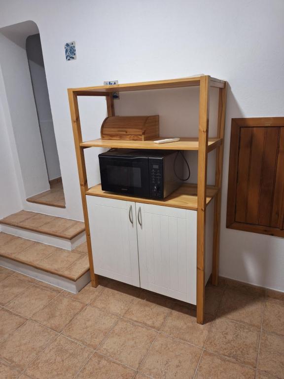 a microwave on a shelf in a room at Monteverde in Monte Negro