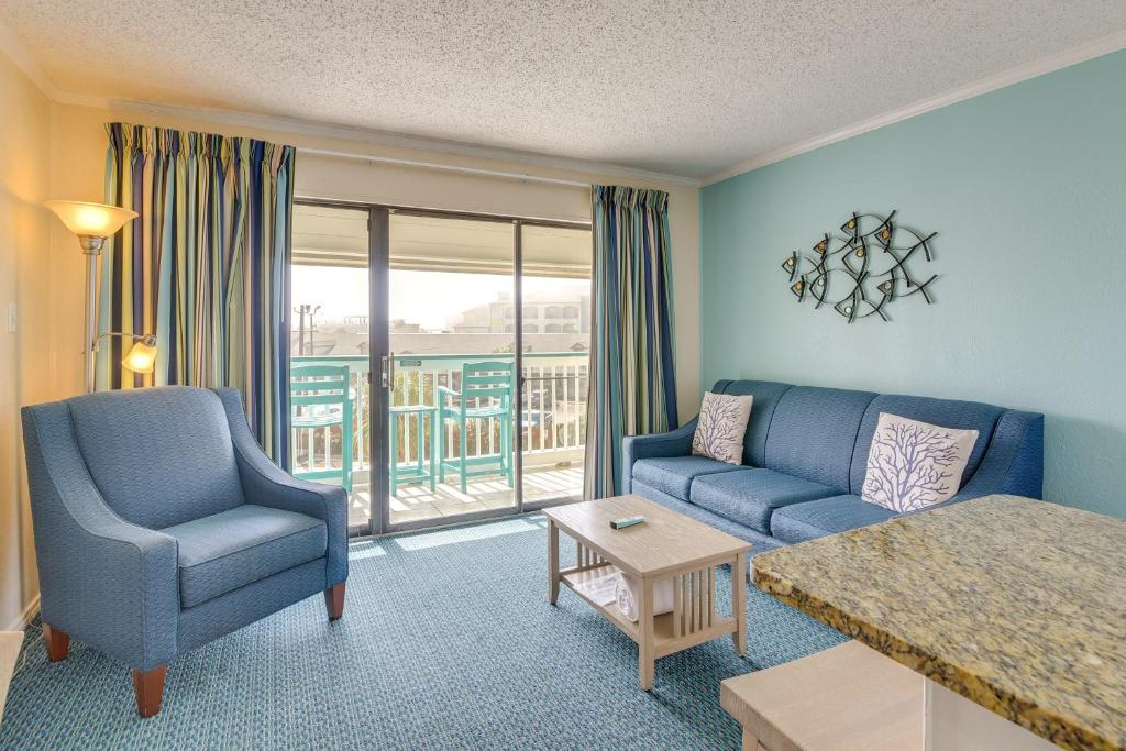 Posezení v ubytování Steps to Beach Galveston Condo with Balcony!
