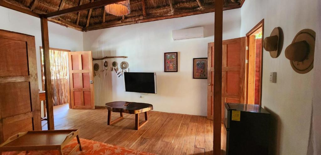TV a/nebo společenská místnost v ubytování Hotel Kin Tulum Jungle Deluxe