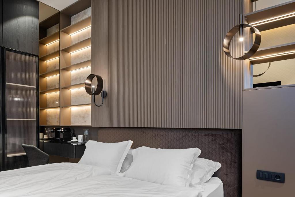 Postel nebo postele na pokoji v ubytování Monamel Luxury Suites