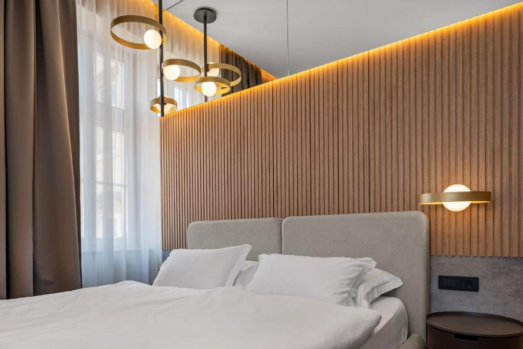 Postel nebo postele na pokoji v ubytování Monamel Luxury Suites