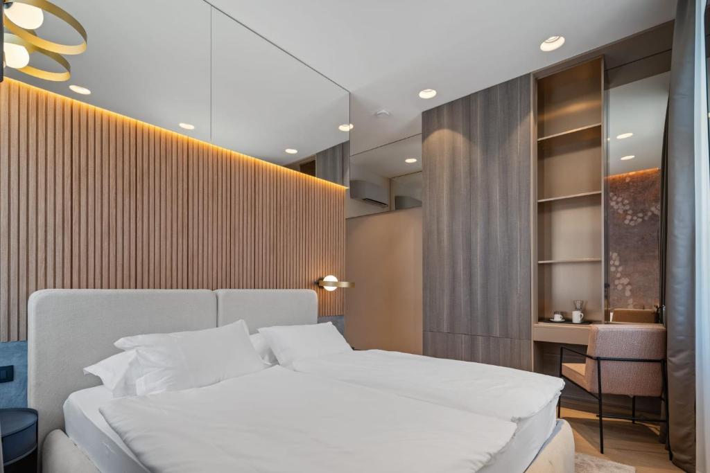 Postel nebo postele na pokoji v ubytování Monamel Luxury Suites