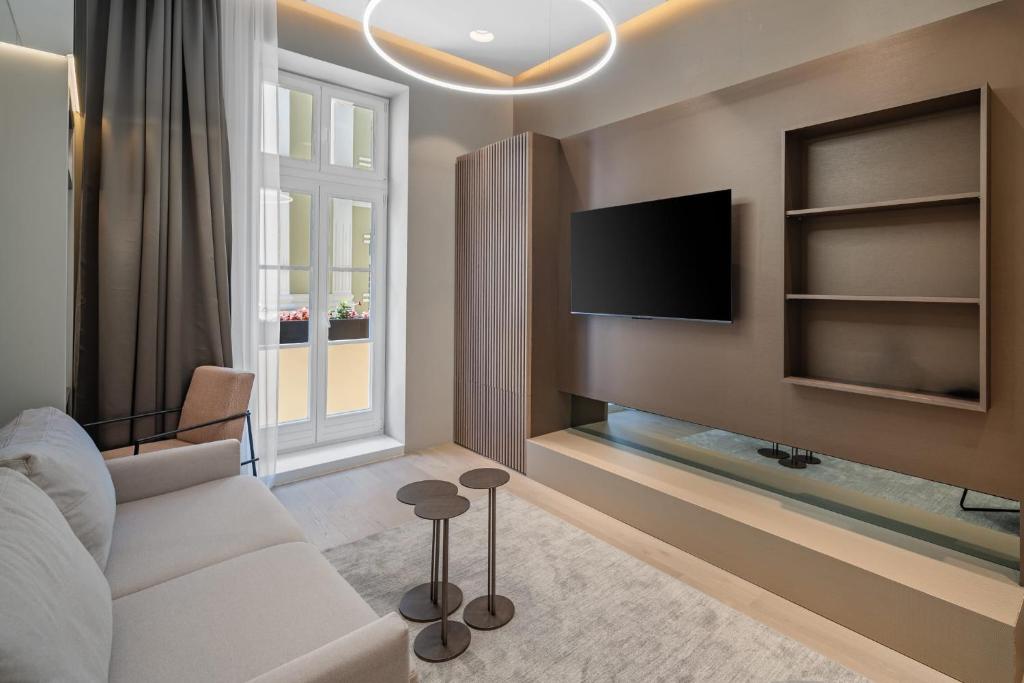 TV a/nebo společenská místnost v ubytování Monamel Luxury Suites