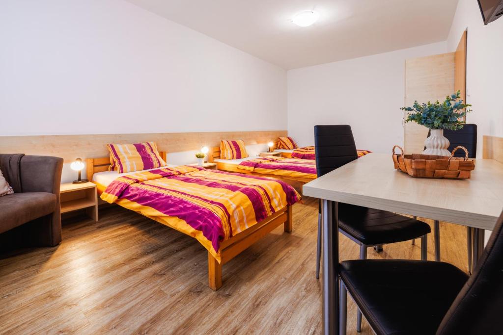 Voodi või voodid majutusasutuse Hotel U Nádraží toas