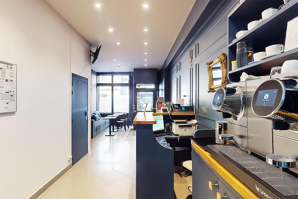 a room with a counter with a hair salon at Hôtel de Ménilmontant in Paris