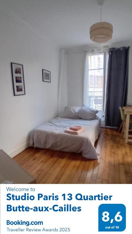 une petite chambre avec un lit et une fenêtre dans l'établissement Studio Paris 13 Quartier Butte-aux-Cailles, à Paris