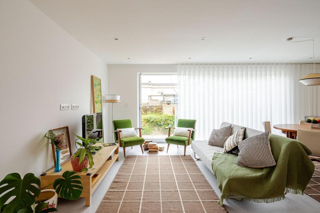 a living room with a couch and a table at Algae n'areia in Moledo