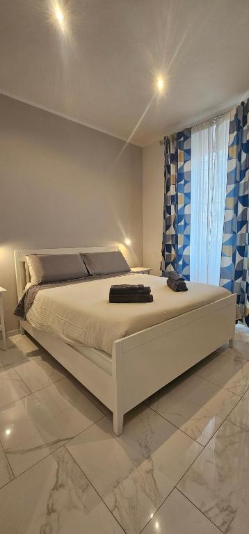 Łóżko lub łóżka w pokoju w obiekcie Cuttigghiu Holiday Apartment