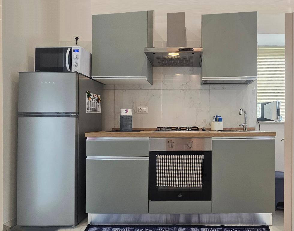 Kuchnia lub aneks kuchenny w obiekcie Cuttigghiu Holiday Apartment