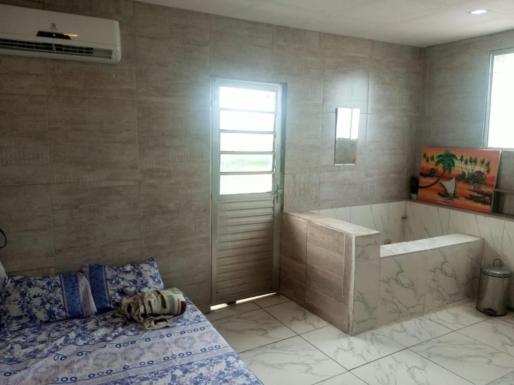 ein Badezimmer mit Badewanne, Bett und Dusche in der Unterkunft Carnaval recife kitnet com hidromassagem in Recife