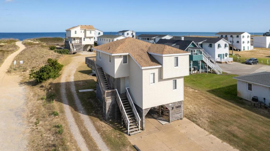 una vista aérea de una casa en Summer Nights 4 Bedroom Oceanside Home, en Kill Devil Hills