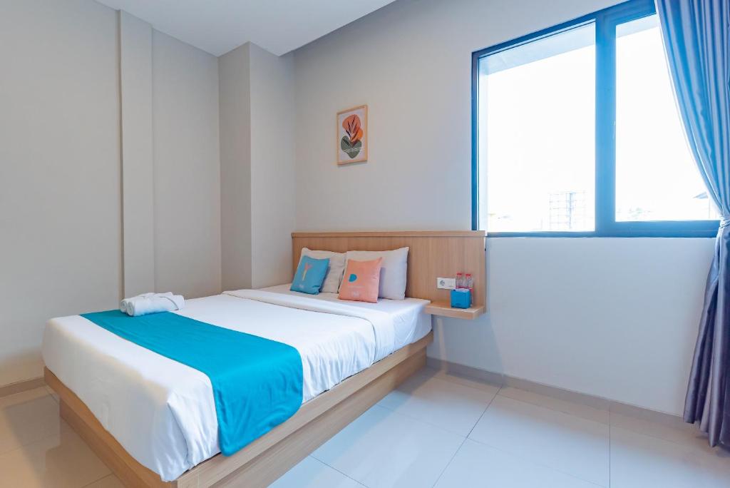 Postel nebo postele na pokoji v ubytování Sans Hotel Bobosini Malang by RedDoorz