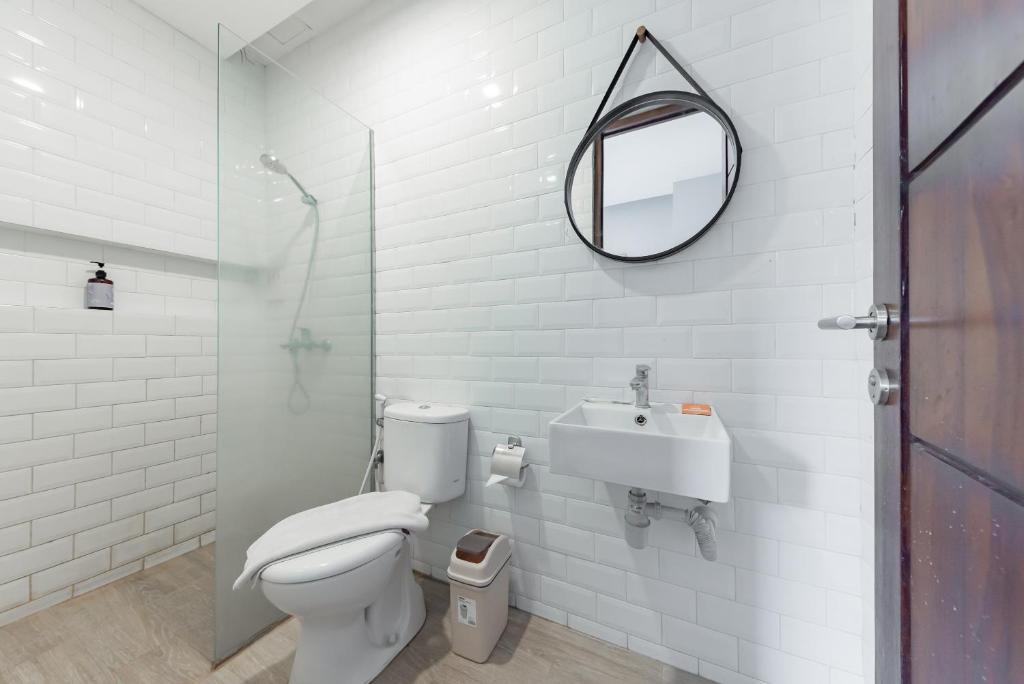 Koupelna v ubytování Sans Hotel Bobosini Malang by RedDoorz