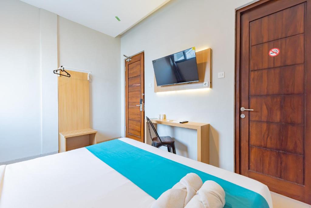 Postel nebo postele na pokoji v ubytování Sans Hotel Bobosini Malang by RedDoorz