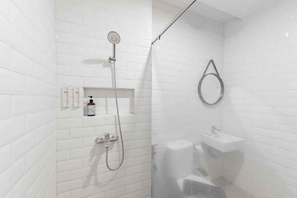 Koupelna v ubytování Sans Hotel Bobosini Malang by RedDoorz
