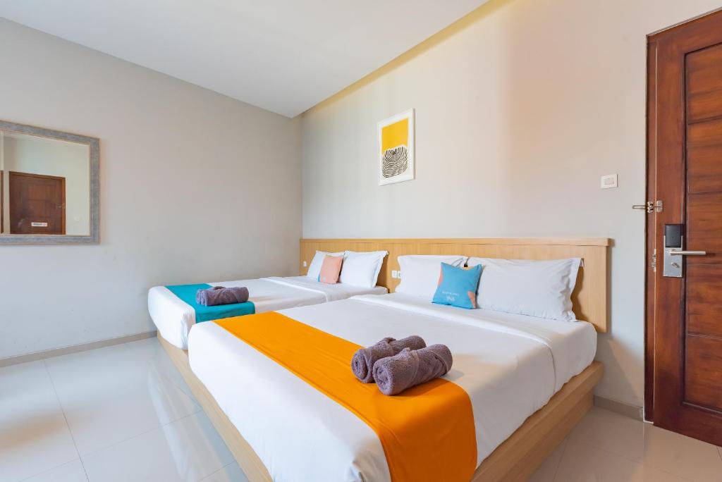 Postel nebo postele na pokoji v ubytování Sans Hotel Bobosini Malang by RedDoorz