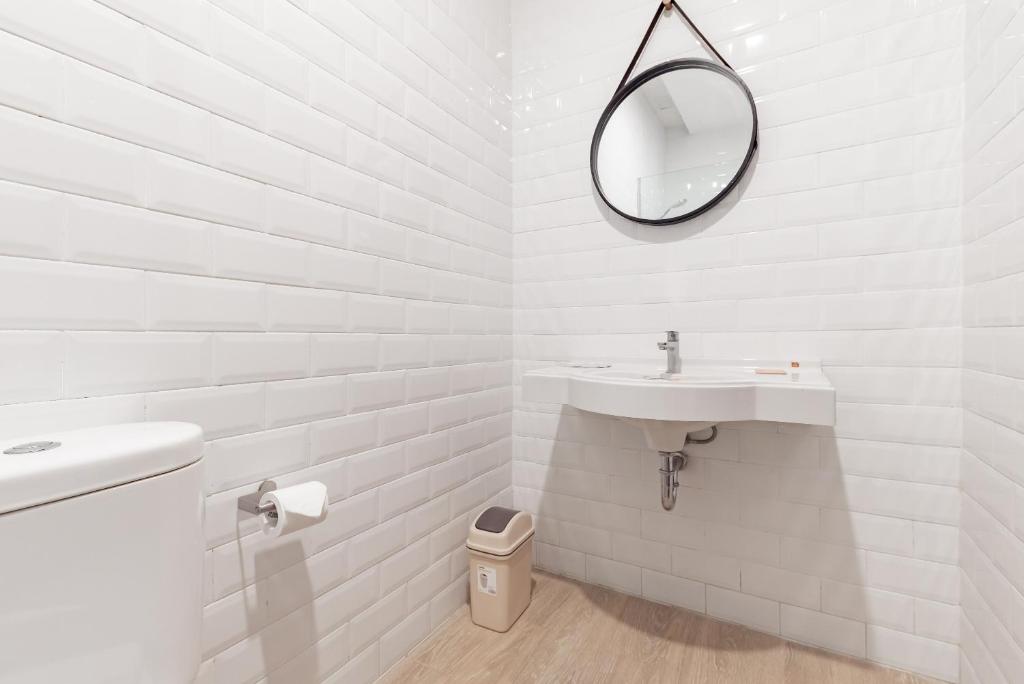 Koupelna v ubytování Sans Hotel Bobosini Malang by RedDoorz
