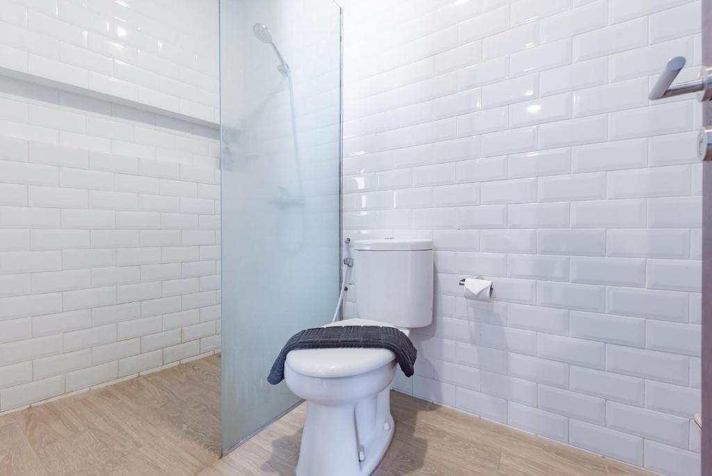Koupelna v ubytování Sans Hotel Bobosini Malang by RedDoorz