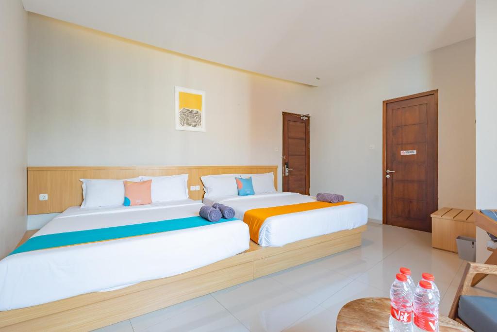 Postel nebo postele na pokoji v ubytování Sans Hotel Bobosini Malang by RedDoorz