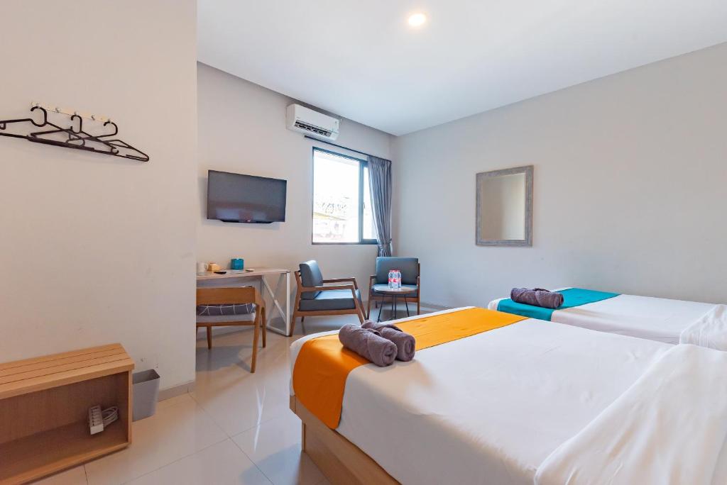 Postel nebo postele na pokoji v ubytování Sans Hotel Bobosini Malang by RedDoorz