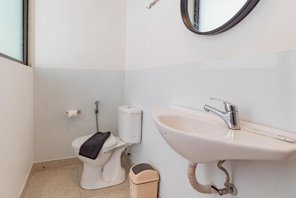 Koupelna v ubytování Sans Hotel Bobosini Malang by RedDoorz