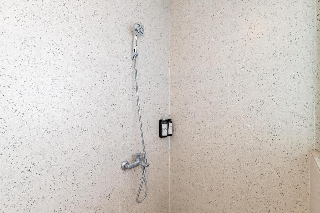 Koupelna v ubytování Sans Hotel Bobosini Malang by RedDoorz