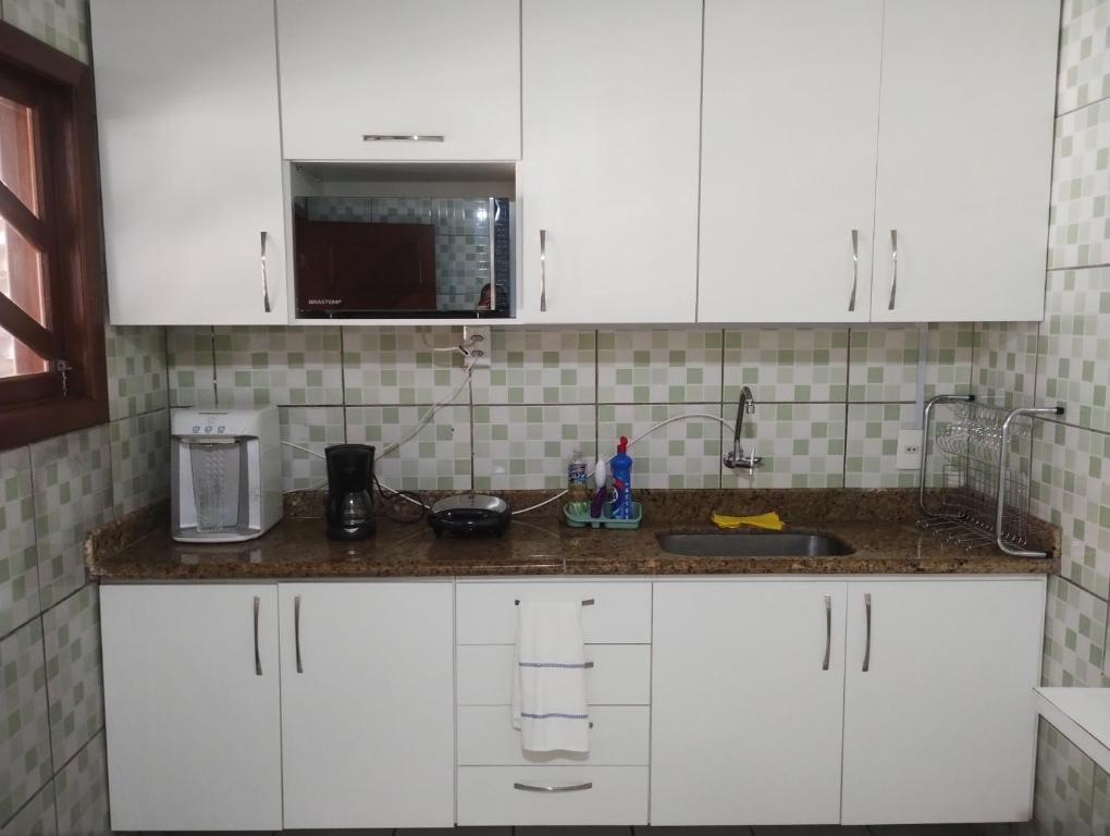 Kuchyň nebo kuchyňský kout v ubytování Casa em Itapoá