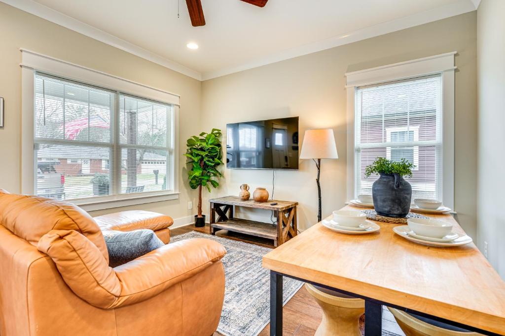 un salon avec une table et un canapé dans l'établissement Near Parks and Lakes Family-Friendly Cleveland Home, à Cleveland