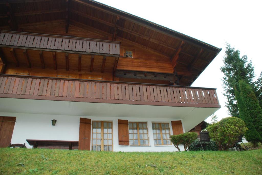 een gebouw met een groot houten dak en ramen bij Wenz Wohnung in Schwarzsee
