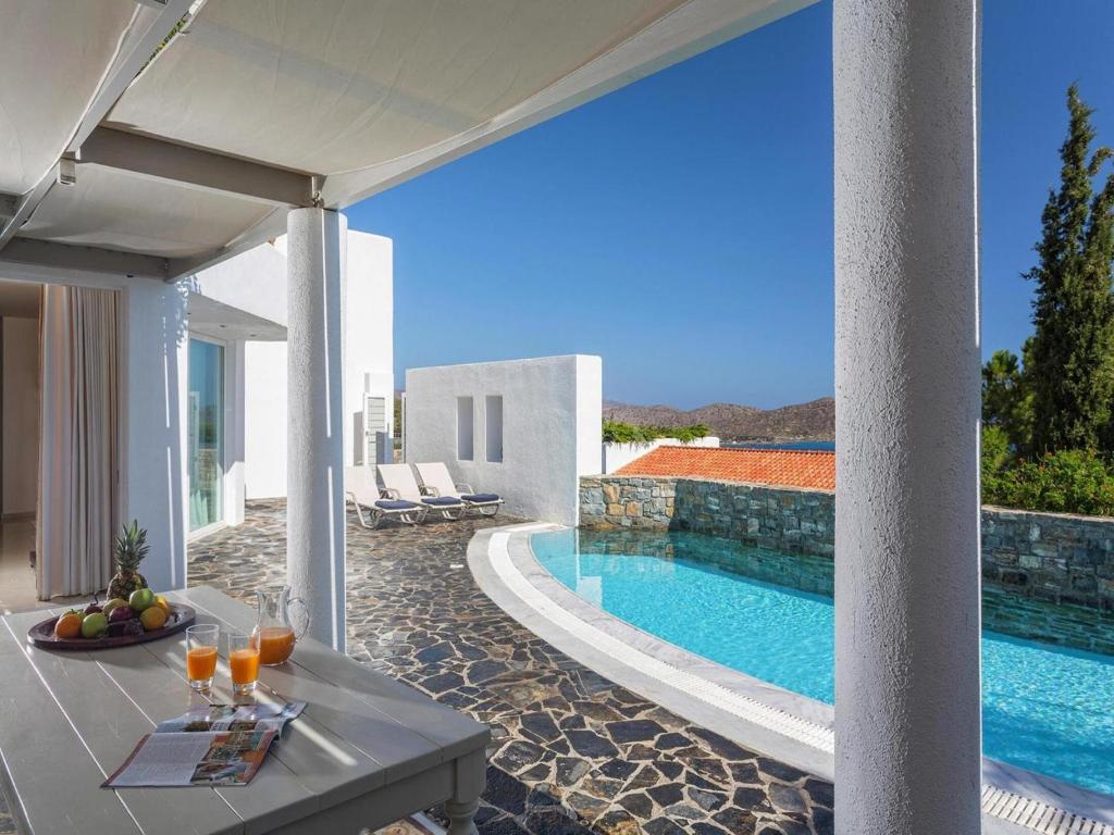 Bazén v ubytovaní Holiday home with a private pool in Elounda alebo v jeho blízkosti