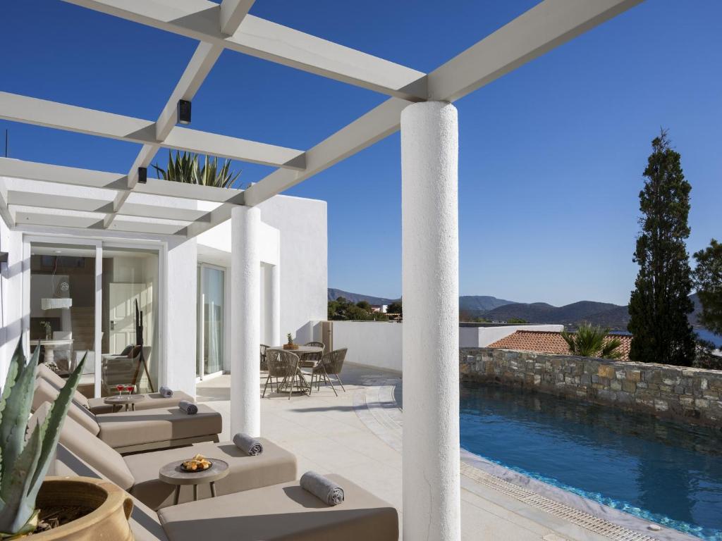 Bazén v ubytovaní Holiday home with a private pool in Elounda alebo v jeho blízkosti