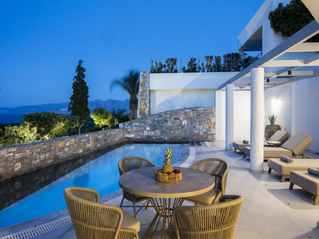 Posedenie v ubytovaní Holiday home with a private pool in Elounda