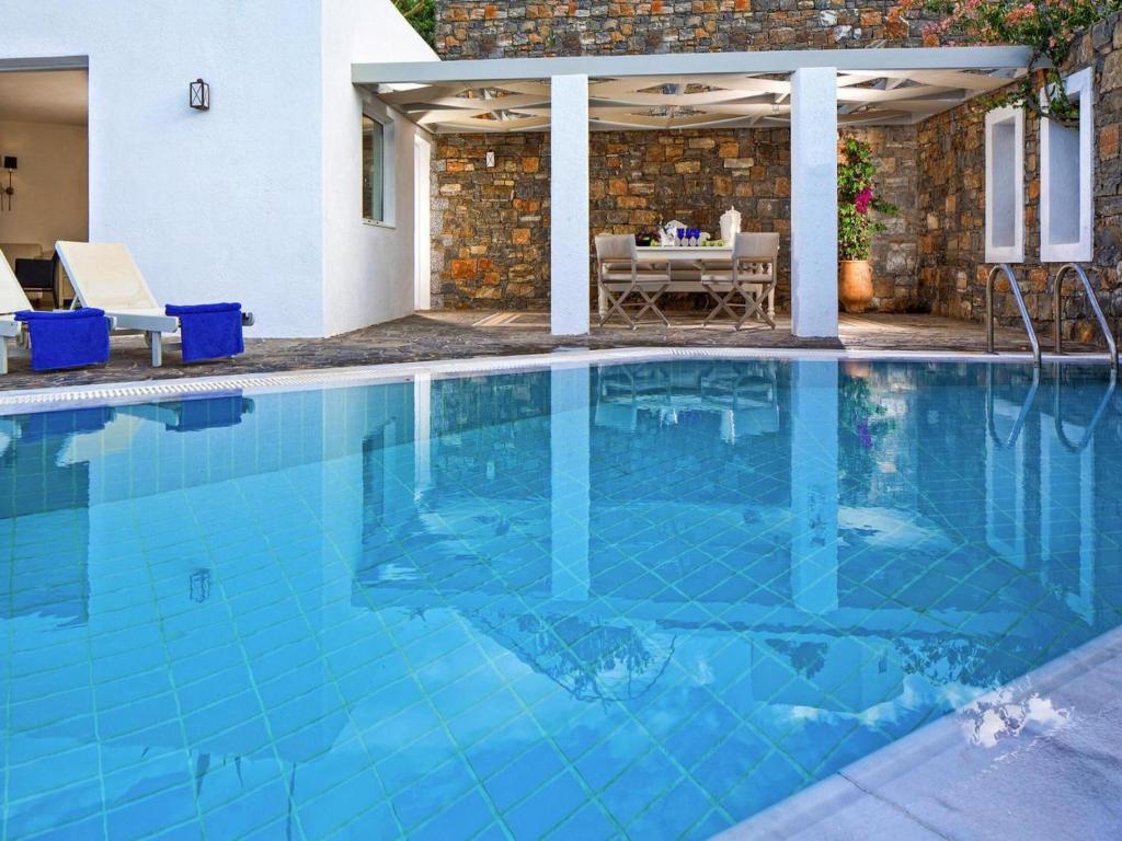 Bazén v ubytovaní Holiday home with a private pool in Elounda alebo v jeho blízkosti