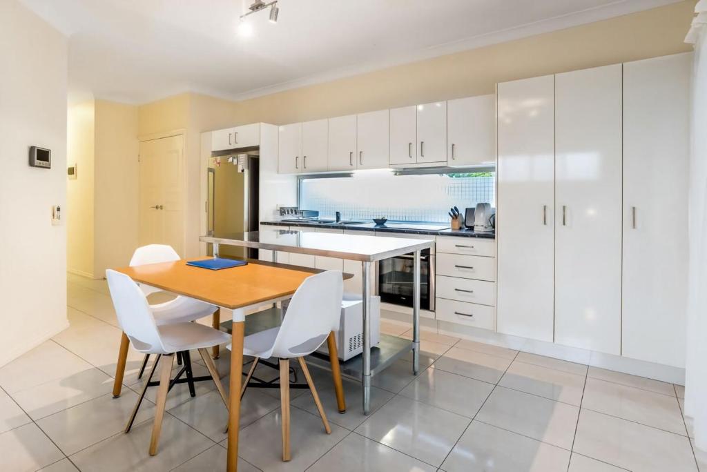 Gallery image of Modern Top Floor 2BR With Private Deck in Brisbane