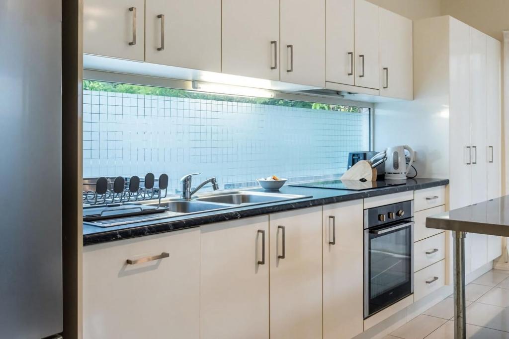 Gallery image of Modern Top Floor 2BR With Private Deck in Brisbane